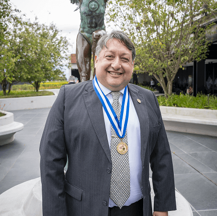 Dr. Tomás Barrientos